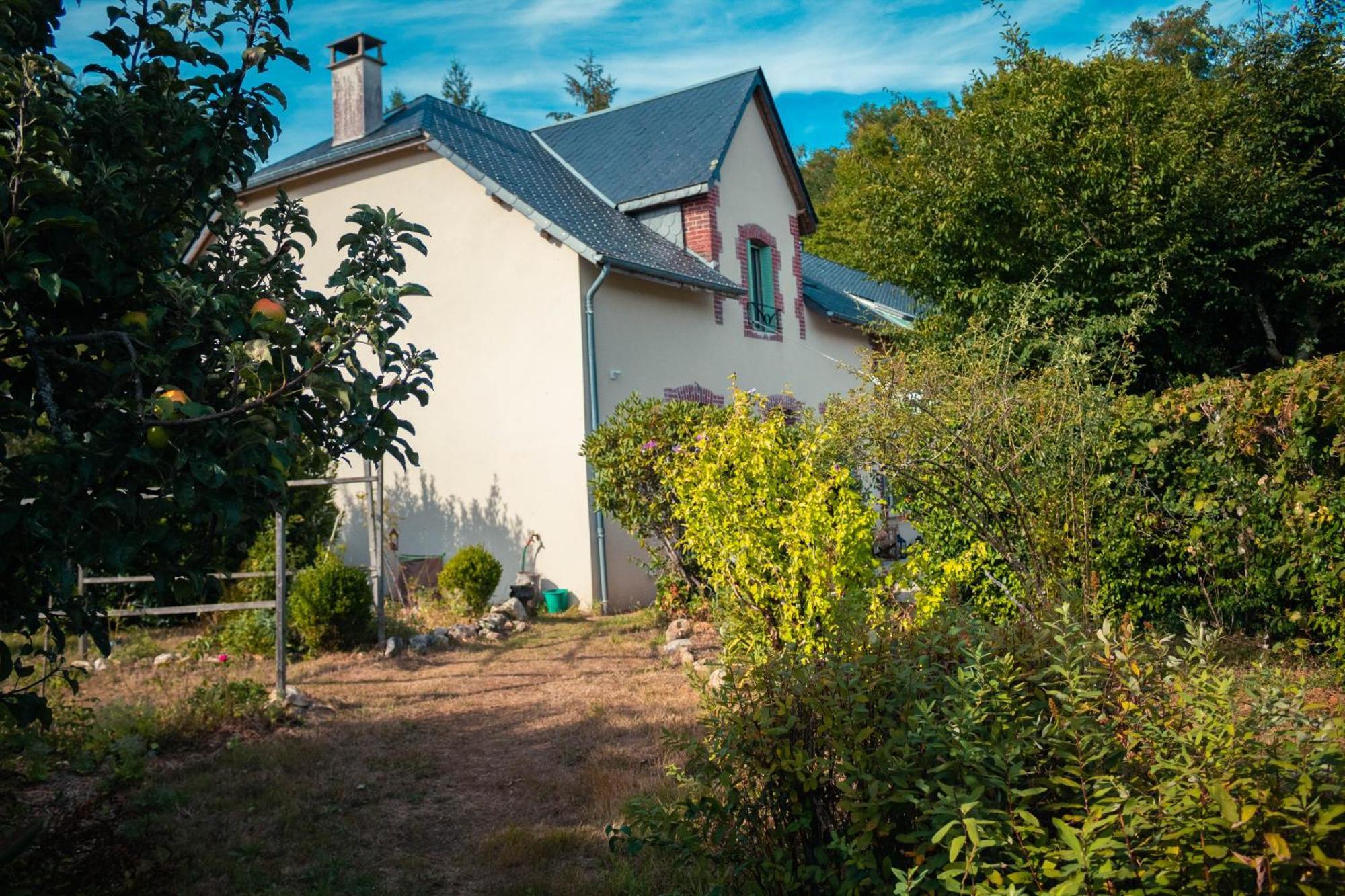 Bed and Breakfast Les Jardins De Nanine Lapleau Exterior foto